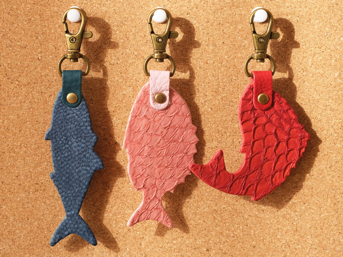 「HAPPY ANGLER リアル魚皮キーホルダー」の写真。ブリ、マダイ、跳ねるマダイの3種類が並んでいる。