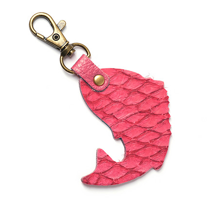 「HAPPY ANGLER リアル魚皮キーホルダー」の「シェイプ：跳ねるマダイ」の写真。