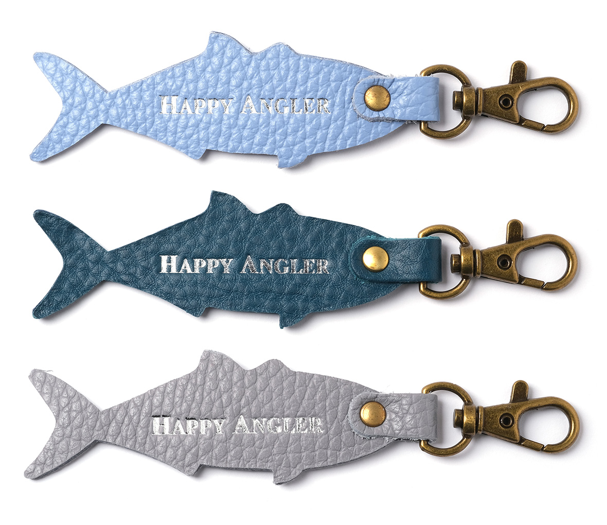 「HAPPY ANGLER リアル魚皮キーホルダー」の「シェイプ：ブリ」の裏面の写真。「HAPPY ANGLER」の文字が刻印されている。