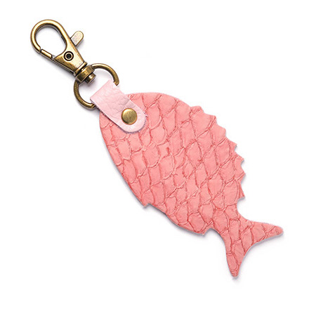 「HAPPY ANGLER リアル魚皮キーホルダー」の「シェイプ：マダイ」の写真。