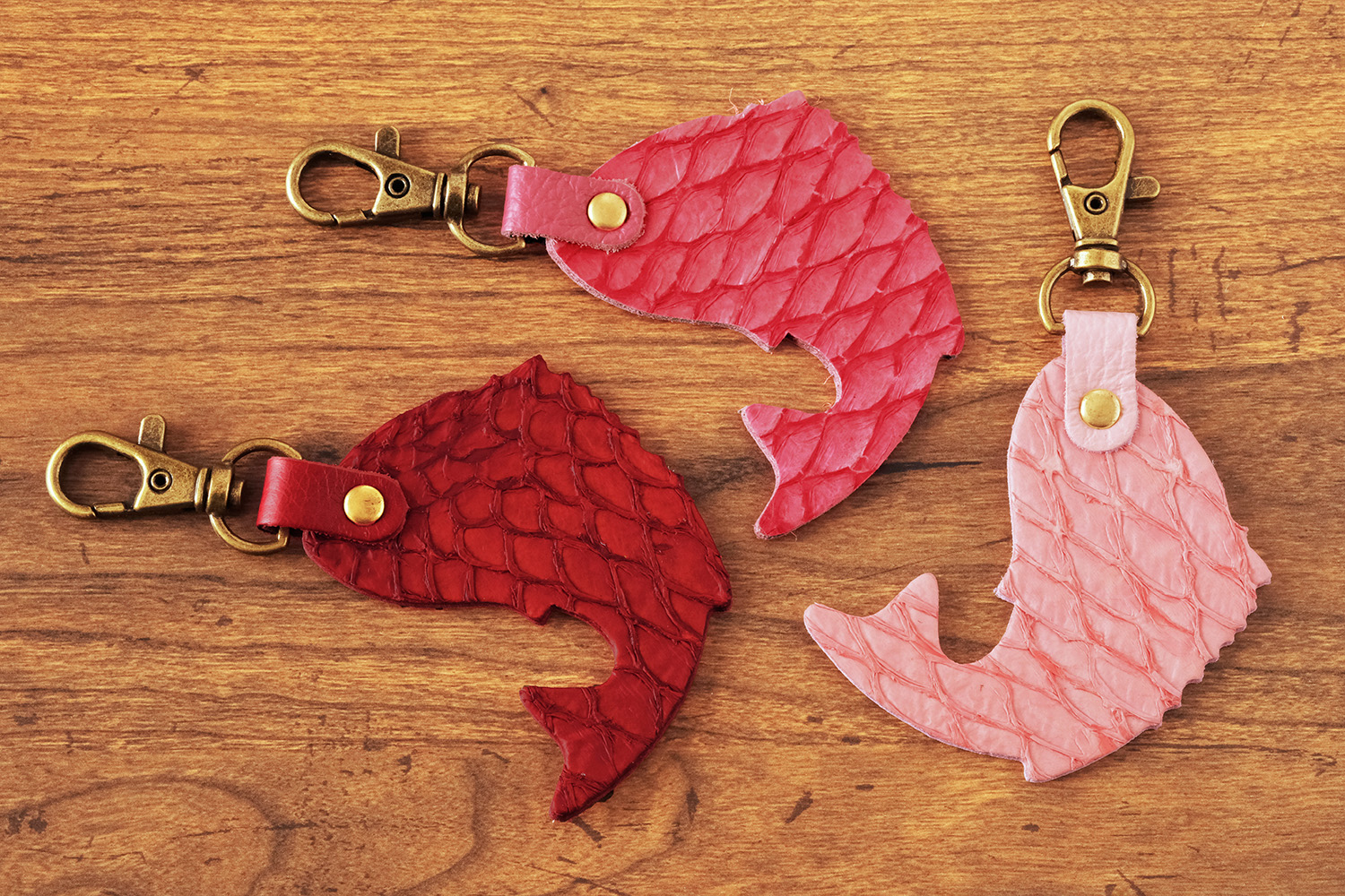 「HAPPY ANGLER リアル魚皮キーホルダー」の「シェイプ：跳ねるマダイ」の写真。3種類のカラーが並んでいる。