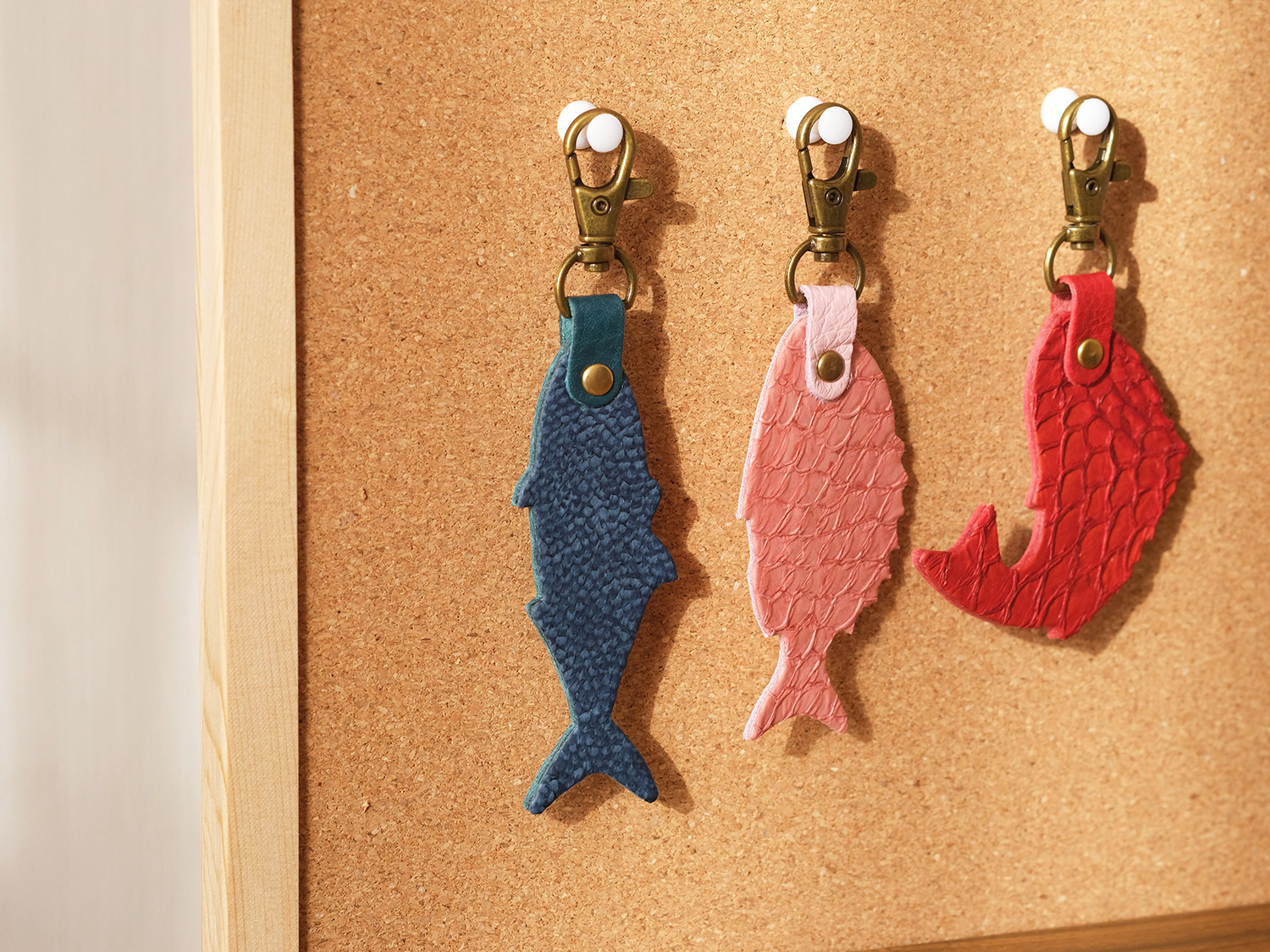 「HAPPY ANGLER リアル魚皮キーホルダー」の写真。ブリ、マダイ、跳ねるマダイの3種類が並んでいる。