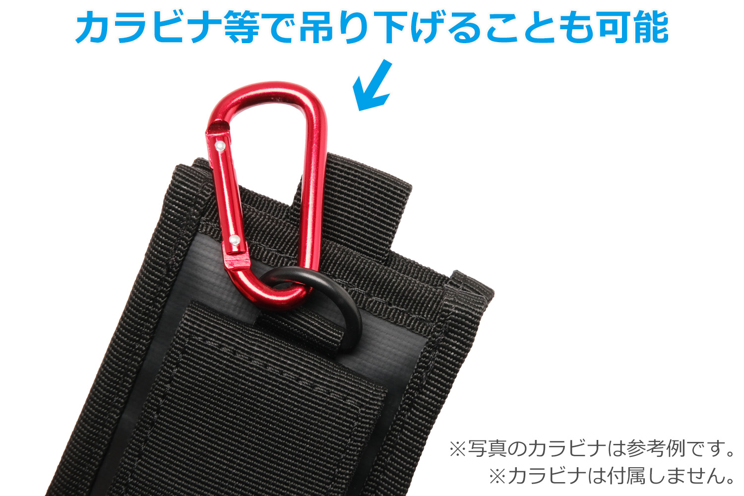 「34 × HAPPY ANGLER ダストポーチ２Plus」の写真。背面上部にD環があり、参考用にカラビナを装着した様子。