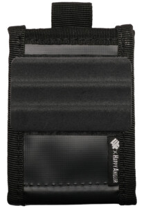 「34 × HAPPY ANGLER ダストポーチ２Plus」の写真。ポーチ本体に、付属品のフォームパッチ1点が装着されている様子。